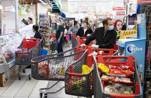 עומס קניות בסופר רמי לוי (ארכיון), צילום: גיל נחושתן