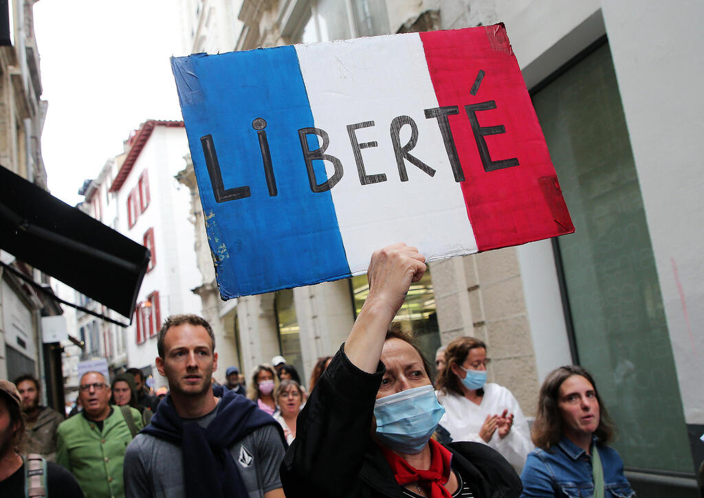הפגנה צרפת נגד הגבלות על לא מחוסנים