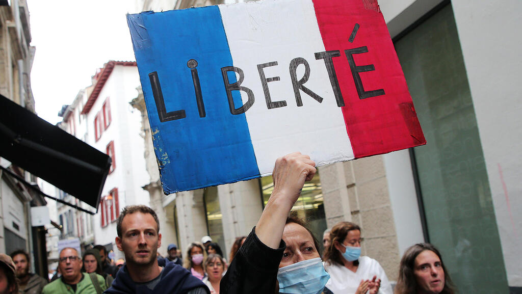 צרפת: ממחר - הגבלות חריפות על הלא-מחוסנים; מאות אלפים הפגינו נגד 