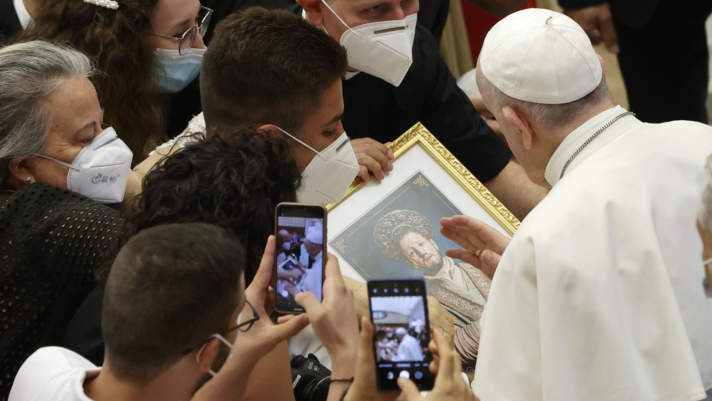 טלפון מהבוס? מול אלפי מאמינים, האפיפיור עבר לשיחה במובייל 