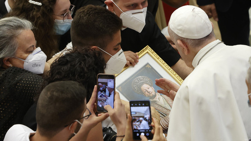 האפיפיור פרנציסקוס עם מאמיניו, היום, צילום: איי פי