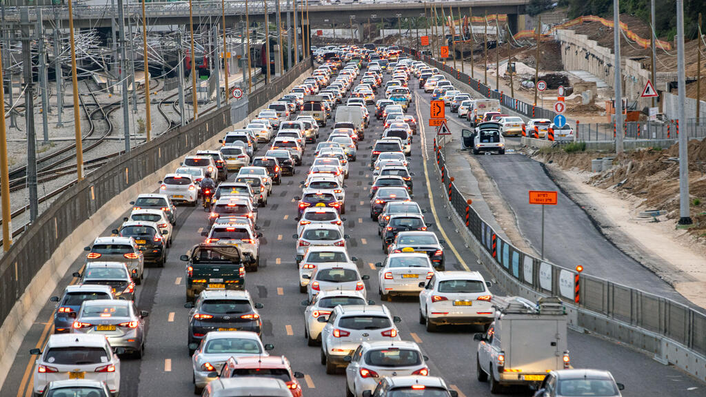 פקק תנועה ב כביש איילון תל אביב עומסי תנועה