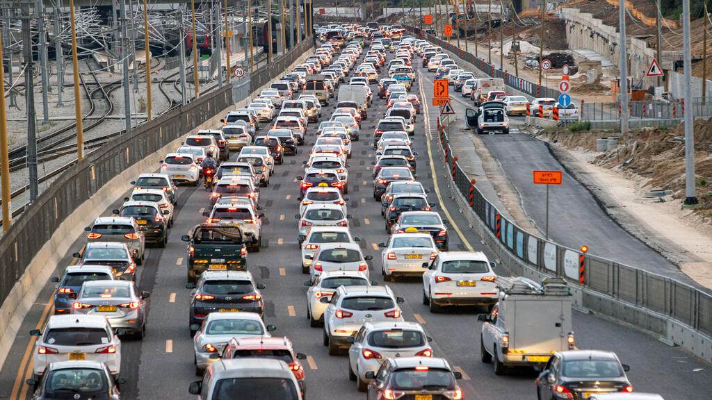 פקק תנועה ב כביש איילון תל אביב עומסי תנועה