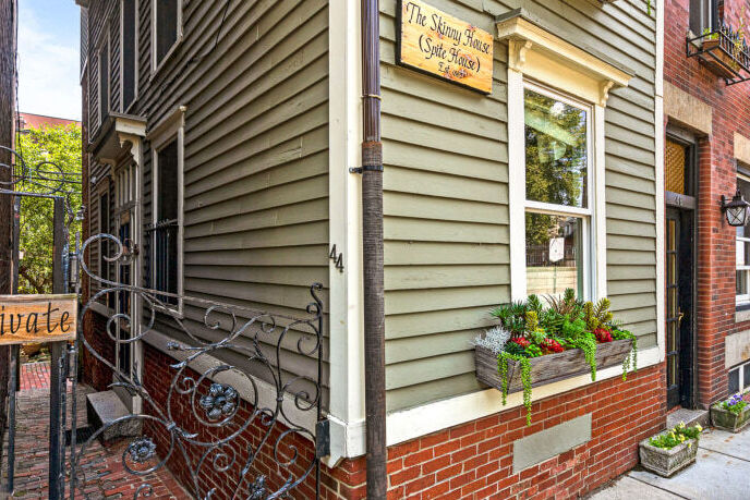 סקיני האוס בוסטון בית צר למכירה