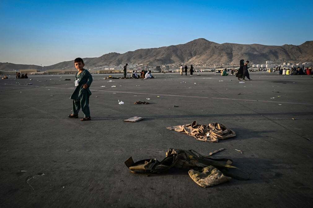 פוטו אפגניסטן טאליבן ילד ליד מדים שדה תעופה