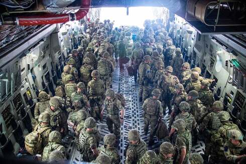 חיילים בריטים עוזבים את אפגניסטן, צילום: EPA