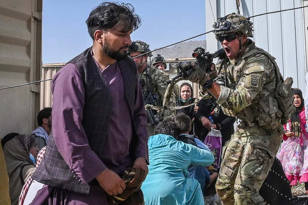 פוטו אפגניסטן טאליבן שדה תעופה חייל אמריקאי 