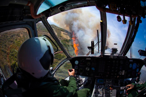 אש על צלע הר, מתוך מסוק כיבוי של חברת אריקסון, צילום: Erickson Aviation