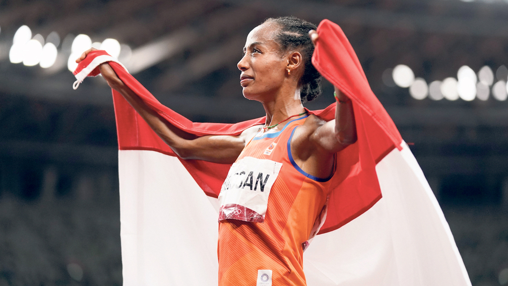 סיפאן חסן מנופפת בדגל הולנד אחרי שזכתה בזהב בריצה ל־ 10,000 מטר ב טוקיו