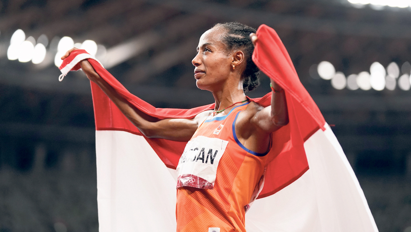 סיפאן חסן מנופפת בדגל הולנד אחרי שזכתה בזהב בריצה ל־ 10,000 מטר ב טוקיו