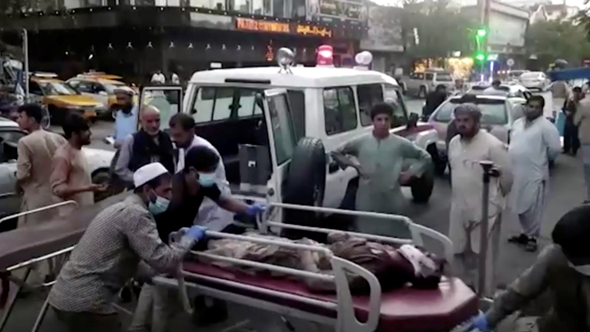 פצועים מחוץ לבית חולים ב קאבול אפגניסטן פיגוע ב שדה התעופה