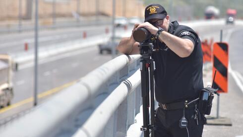 שוטר תנועה עם מצלמת מהירות. החוק החדש דווקא נסע לאט, דוברות משטרת ישראל