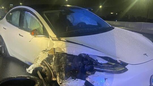 טסלה נהיגה אוטונומית תאונה ניידת משטרה