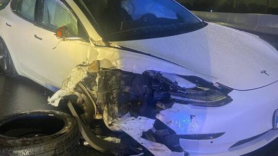 טסלה נהיגה אוטונומית תאונה ניידת משטרה