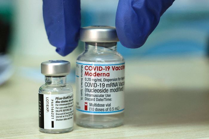 מימין החיסון של מודרנה ולידו של פייזר, צילום: AFP