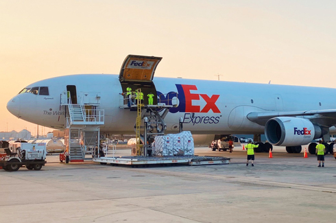 מטוס פדאקס מעביר סיוע חירום הומניטרי לנפגעי רעידת האדמה בהאיטי, צילום: FedEx