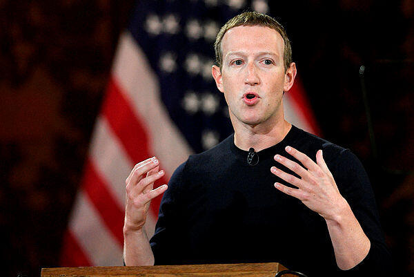 מארק צוקרברג פייסבוק על רקע דגל ארה"ב