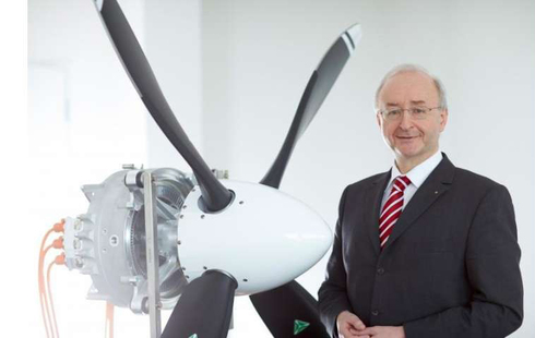 מנוע מדחף חשמלי חזק שפותח בידי סימנס ולצדו ד"ר פרנק אנטון, ראש תחום תעופה חשמלית בחברה, צילום: Siemens AG