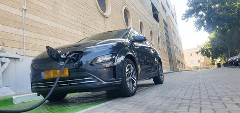יונדאי קונה EV רכב חשמלי עמדת טעינה ל רכב חשמלי, צילום: תומר הדר