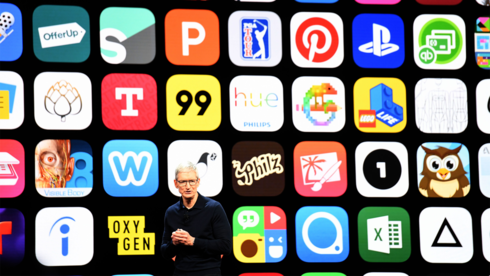 מנכ"ל אפל טים קוק על רקע אפליקציות אייפון, צילום: בלומברג