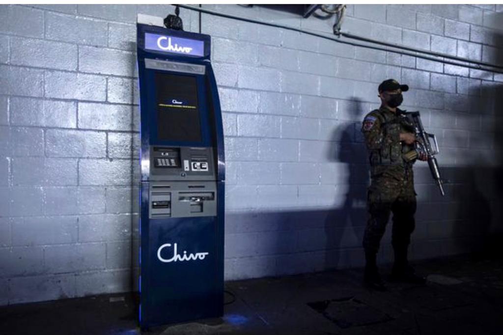 חייל חמוש שומר על כספומט ביטקוין באל סלבדור
