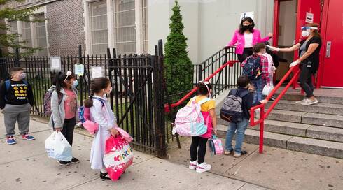 תלמידים נבדקים לקורונה בבית ספר יסודי בברוקלין, ניו יורק, צילום: AP