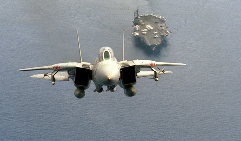 F14 ממריא, כשתחת גחונו שני טילי פניקס, צילום: USN