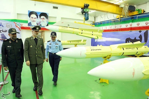 שר הביטחון האיראני אמיר חתמי (במרכז) חונך את פס הייצור של הטיל ב-2018, מלווה במפקד חיל האוויר וראש משמרות המהפכה 
, צילום: Tasnim