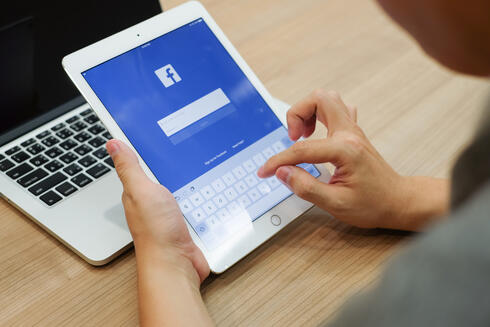 פייסבוק פיד. משתמשים מאומתים משפיעים באופן משמעותי יותר על זרימת המידע ברשתות החברתיות מאשר בוטים  , צילום: שאטרסטוק