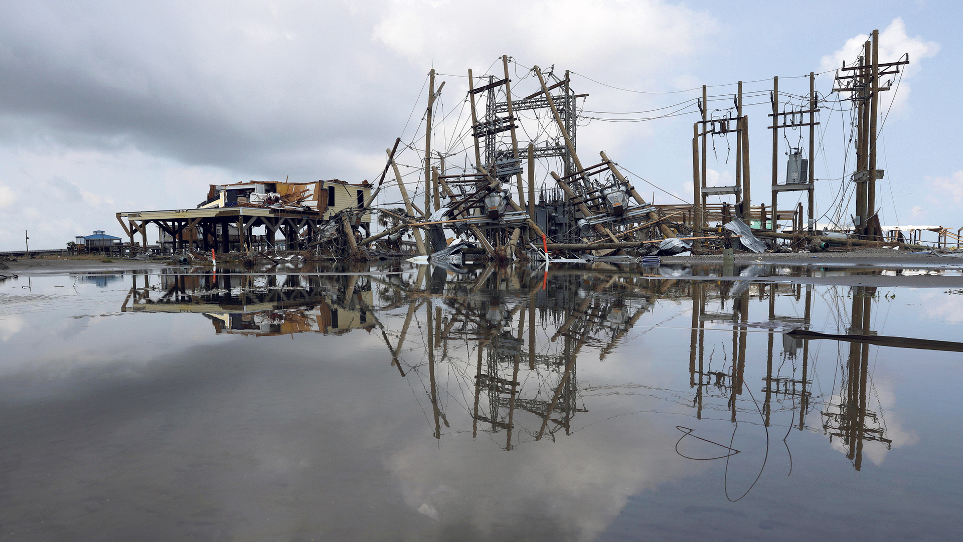 נזקים ל קווי חשמל ולבתים ש הוריקן איידה גרם בלואיזיאנה ארצות הברית