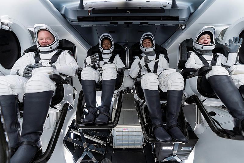 חברי צוות החללית Inspiration4 של SpaceX ספייס X  בהכנות לטיסה הראשונה שכל הנוסעים בה היו אסטרונאוטים לא מקצועיים