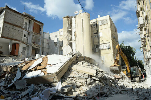 בניין שקרס ב חולון, צילום: קובי קואנקס