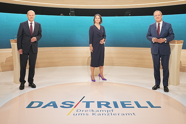 בחירות ב גרמניה הבחירות בגרמניה שלושת המועמדים אחרי העימות ביניהם מימין ארמין לשט אנלנה ברבוק ו אולף שולץ