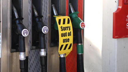 המחסור בדלק בבריטניה: בוריס ג&#39;ונסון שוקל גיוס חיילים לעבודות אספקה