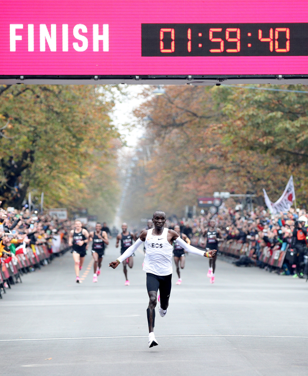 אליוד קיפצ'וגה שובר את מחסום השעתיים בריצת מרתון ב 2019 פנאי