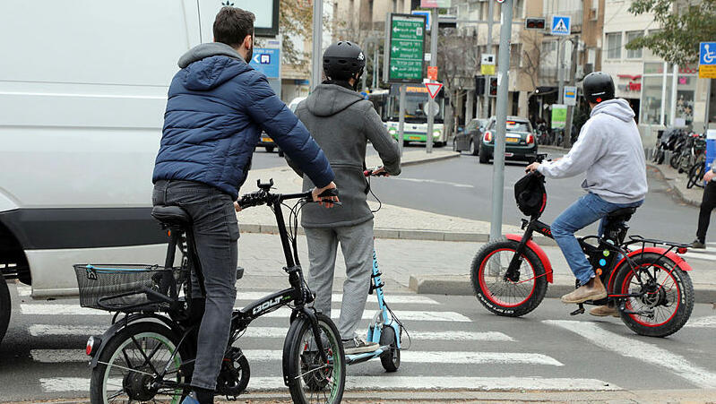 אופניים חשמליים וקורקינט חשמלי, צילום: דנה קופל