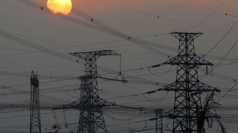 עמודי חשמל בסין. משבר האנרגיה מכה בעולם, צילום: גטי אימג