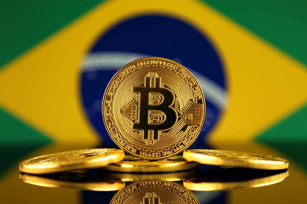 מטבע ביטקוין על רקע דגל ברזיל