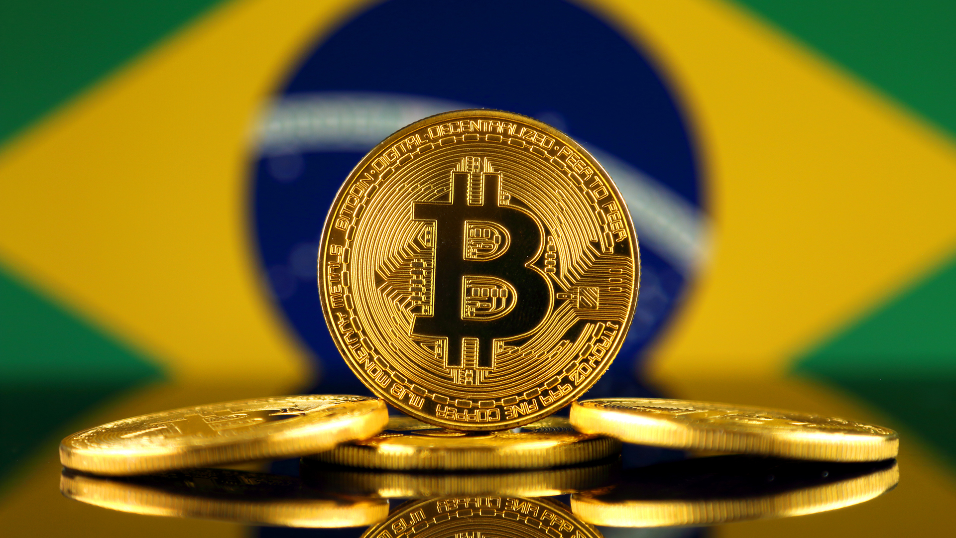מטבע ביטקוין על רקע דגל ברזיל