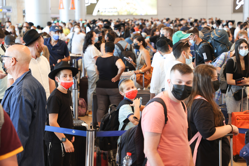 נתב"ג עומס כבד ב נמל ה תעופה בן גוריון ו אנשים מתקהלים ב  נתבג קורונה 