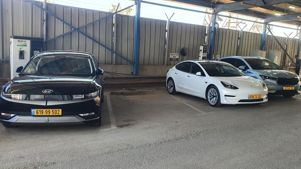 סקודה אניאק, טסלה 3 ויונדאי איוניק 5. מס הקנייה בינתיים לא יעלה (צילום: תומר הדר) רכבים חשמליים. סקודה אניאק טסלה 3 יונדאי איוניק 5