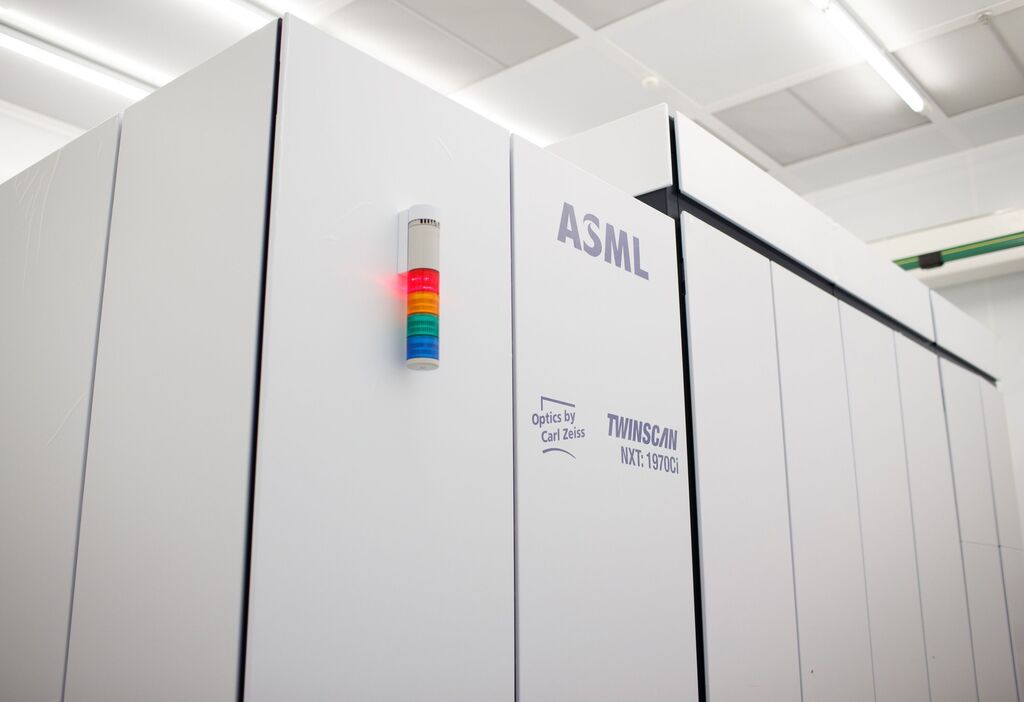ציוד של ASML המשמש לייצור מוליכים למחצה