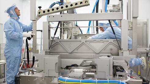 ציוד של ASML המשמש לייצור מוליכים למחצה (Bloomberg) ציוד של ASML המשמש לייצור מוליכים למחצה