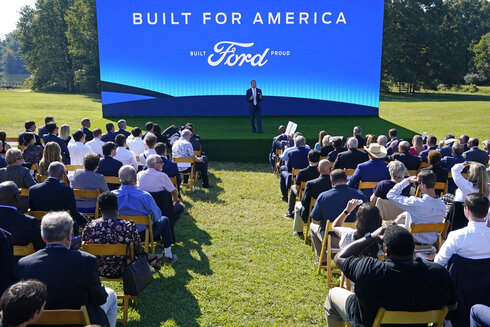 יו"ר פורד ביל פורד בממפיס טנסי, מציג את תוכנית מפעל הרכב החשמלי שתקים החברה, צילום: איי פי