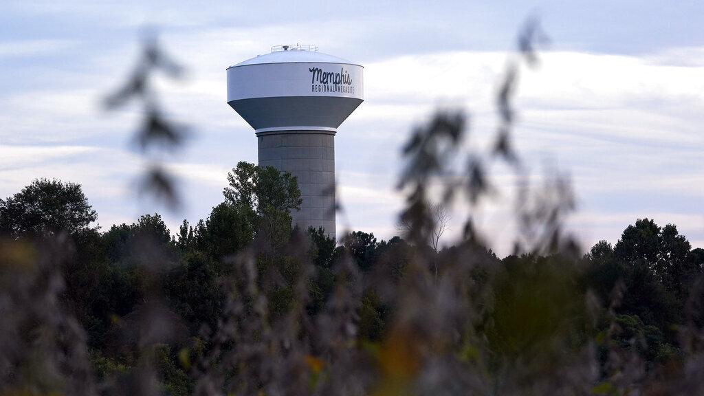 ממפיס טנסי מגדל מים ב עיירה שאמור להיבנות מפעל רכב חשמלי של פורד
