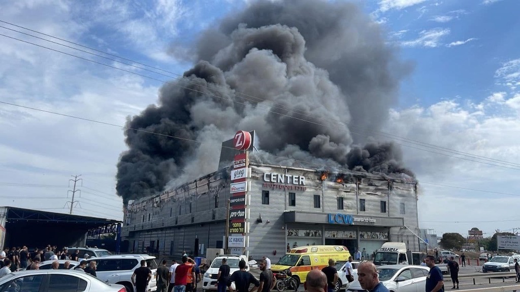 קניון בקלנסווה נשרף כליל, לקוחות פונו מהחנויות