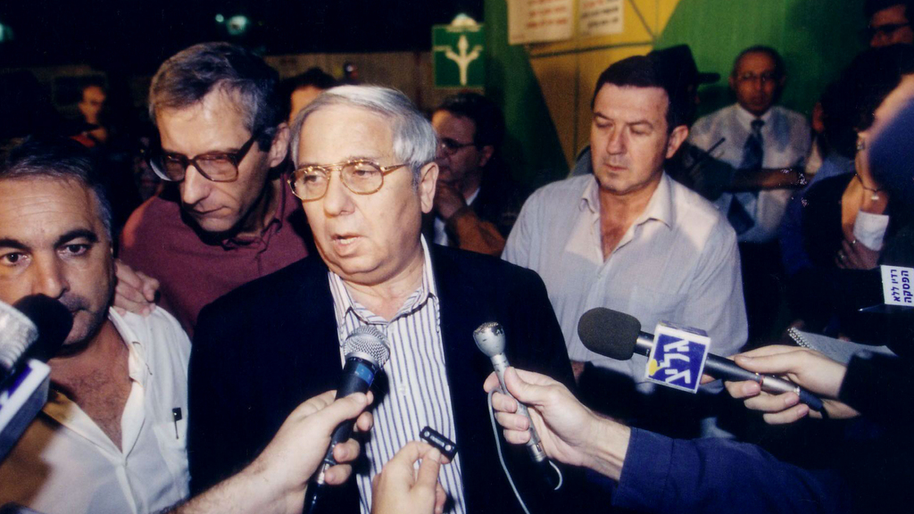ערב רצח רבין איתן הבר מוסר הודעה ל עיתונות על פטירתו של ראש הממשלה יצחק רבין
