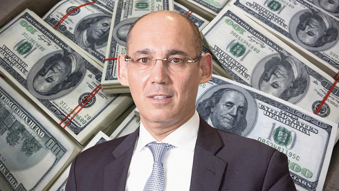 נגיד בנק ישראל אמיר ירון על רקע שטרות דולרים, צילומים: אלכס קולומויסקי, רויטרס