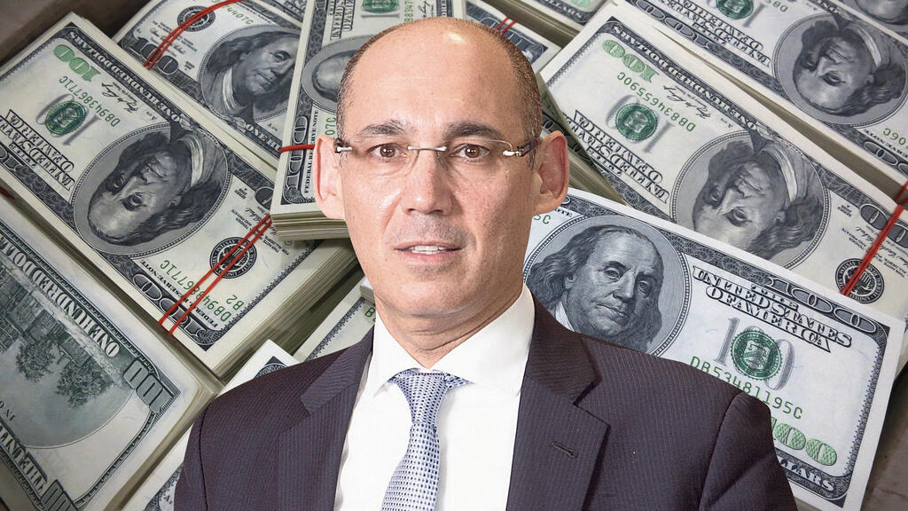 אמיר ירון נגיד בנק ישראל על רקע דולרים (צילומים: אלכס קולומויסקי, רויטרס) אמיר ירון נגיד בנק ישראל על רקע דולרים