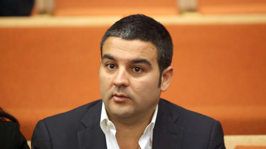 אורן קובי דיון אדמה